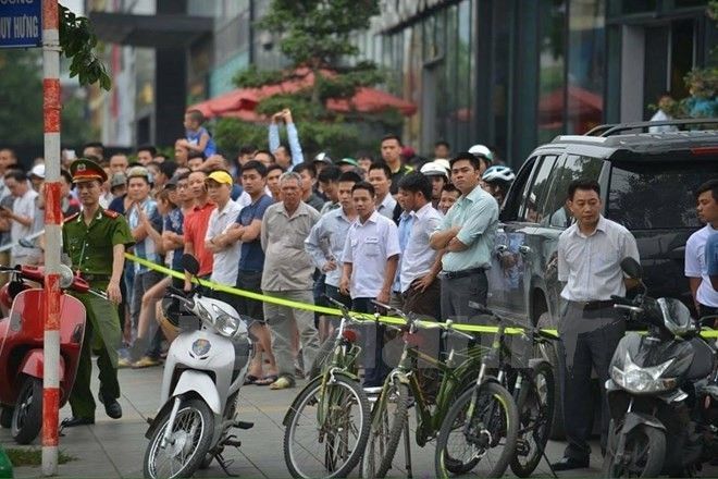 Người Hà Nội háo hức ngóng chờ đoàn xe của Tổng thống Obama