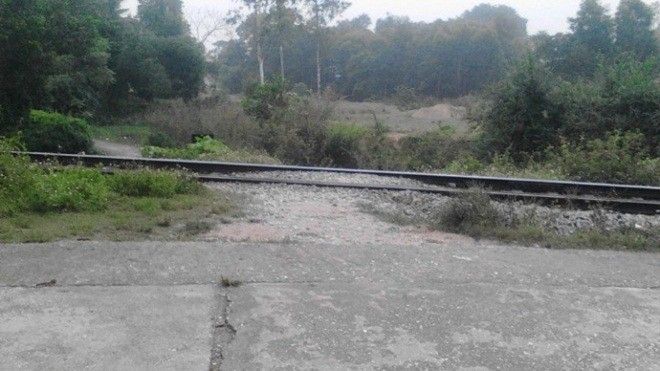 Nhảy khỏi ô tô tránh tàu hỏa, bé trai bị ôtô đâm tử vong