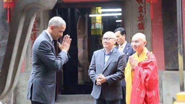 Cadillac One tiến thẳng vào chùa, Tổng thống Mỹ cúi chào đầy tôn kính