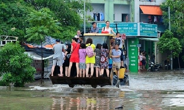 Hà Nội cô lập trong biển nước sau một đêm mưa