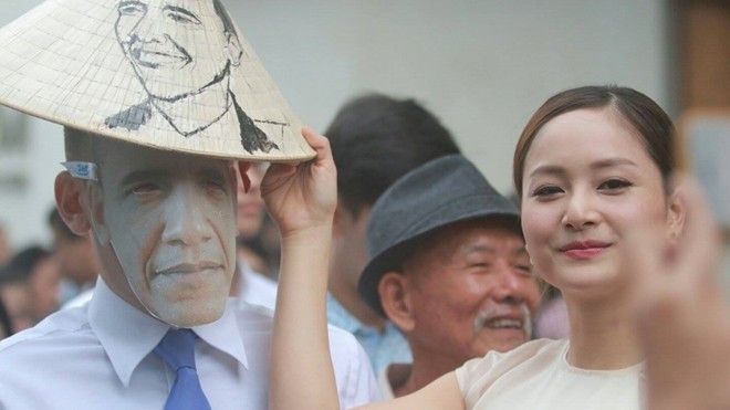 Lan Phương bị ném đá dữ dội vì hành động khó hiểu với Tổng thống Barack Obama