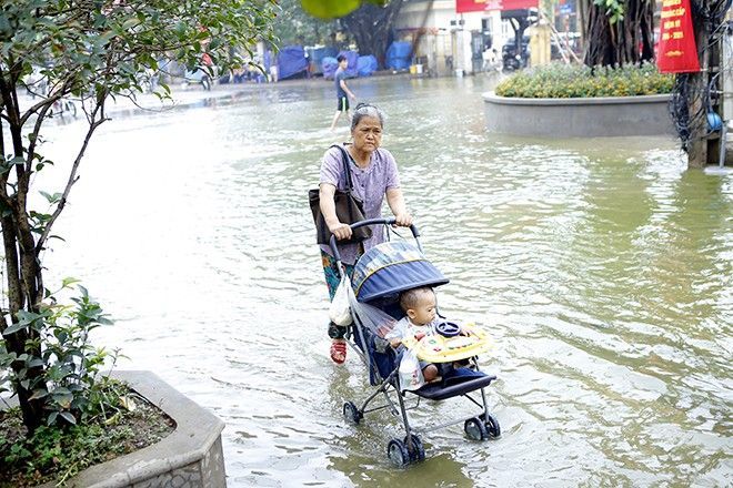 Lặn lội mưu sinh trong cảnh nước ngập ở Hà Nội