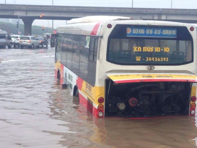 Ô tô lớn bé 'vùng vẫy' bất lực trong biển nước ở Hà Nội