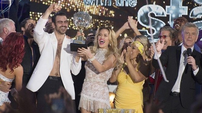 Quán quân khiếm thính Next Top Mỹ tiếp tục chiến thắng 'Dancing with the Stars' mùa 22