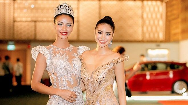 Phạm Hương 'đọ' đường cong chữ S đầy nóng bỏng bên Hoa hậu Pháp