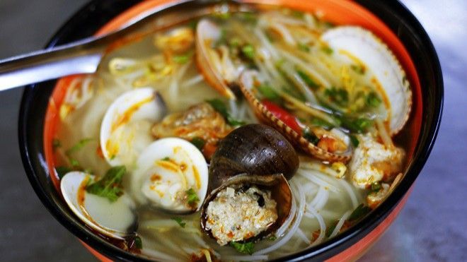 Tháng 6 trời mưa kéo nhau đi ăn hủ tiếu ốc 'nhìn là ghiền - ăn là mê - húp cạn tê tê'