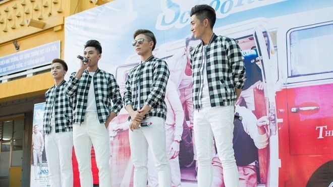 365 đầy nhiệt huyết trong tour lưu diễn chào hè với hơn 10.000 học sinh