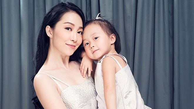 Con gái Linh Nga tự tin tạo dáng xinh đẹp bên mẹ