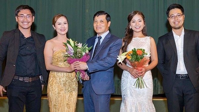 Khán giả Việt kiều nồng nhiệt 'săn đón' đoàn làm phim 'Taxi, em tên gì?'