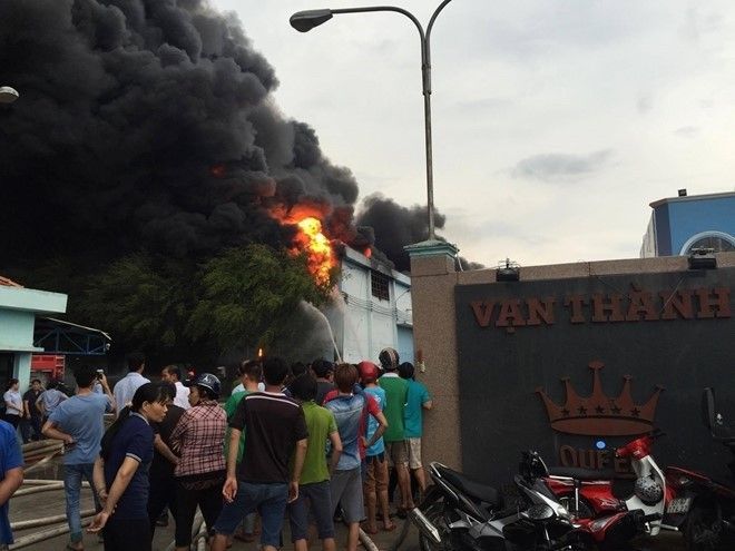 Nhà máy nệm Vạn Thành ở Sài Gòn bùng cháy dữ dội