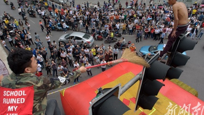 Đám đông nhiệt tình cứu người tự tử vô tình làm anh chết nhanh hơn