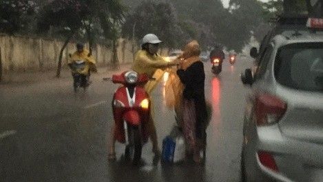 Cô gái dừng xe mặc áo mưa cho cụ bà: 'Việc làm này hết sức bình thường'