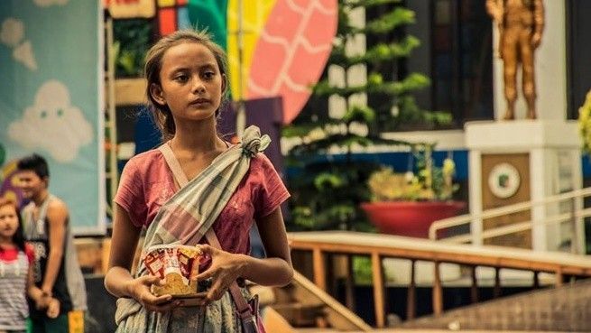 Cô bé ăn xin bỗng nổi tiếng vì xinh như người mẫu