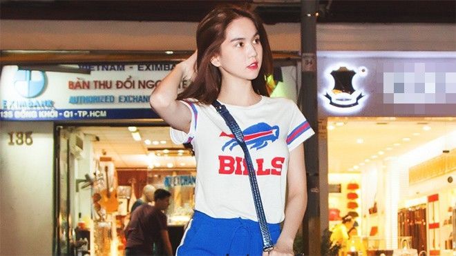 Mặc bị chê xấu, Ngọc Trinh vẫn tự tin khoe sắc với trang phục giản dị