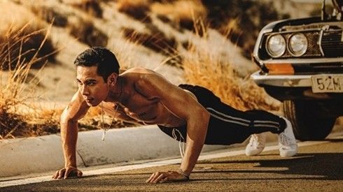 Nóng 'bỏng mắt' với bộ hình thời trang của Hồ Vĩnh Khoa