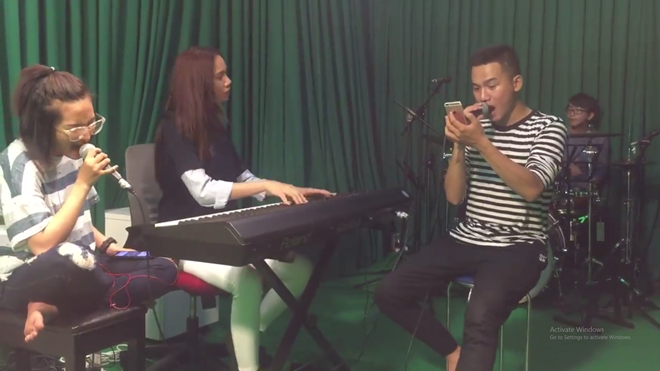 Cư dân mạng 'điêu đứng' khi Kiều Diễm trổ tài đệm đàn 'cực đỉnh'