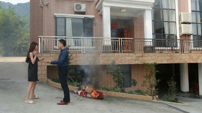 Vợ giận chồng phóng hỏa cả loạt ví, túi xách tiền tỷ