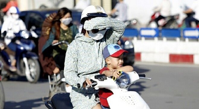 Người Hà Nội lao xe thật nhanh tránh cái nóng gay gắt từ sáng sớm