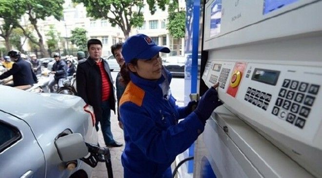 Xăng tăng giá 680 đồng, dầu diesel tăng giá 600 đồng một lít từ 15h