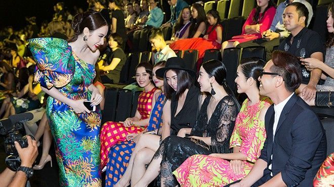 Clip: Angela Phương Trinh đến sớm, cúi đầu chào Ngô Thanh Vân và hàng loạt đàn chị