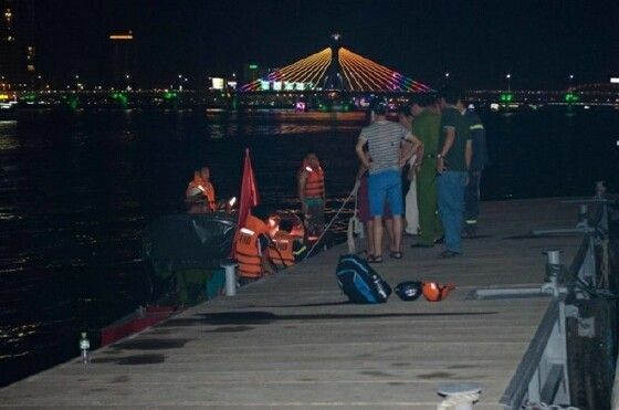 Tàu du lịch chở 41 người lật úp trên sông Hàn, mới cứu vớt được 18 người