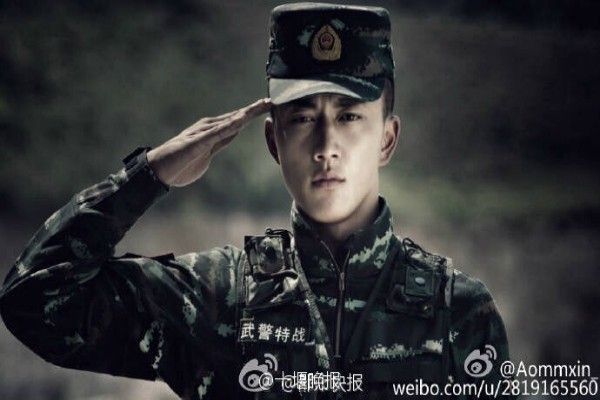 Mê mẩn với vẻ đẹp của soái ca quân nhân phiên bản Trung Quốc