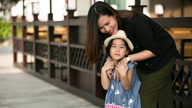 Sắp lâm bồn, Lưu Hương Giang vẫn vác bụng bầu rạng rỡ bên con gái Mina