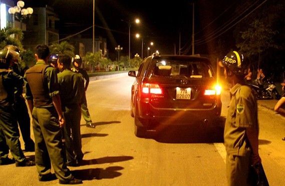 2 băng nhóm đi ôtô dàn trận nổ súng giữa đêm ở Quảng Ngãi