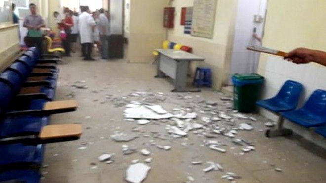 Vữa trần nhà BV Nhi Trung ương rơi trúng đầu bệnh nhi