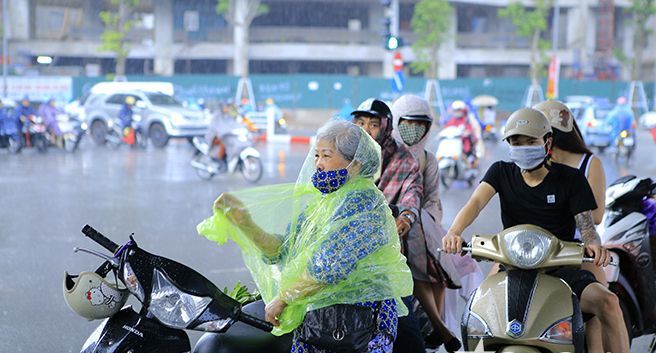 Mưa lớn trút xuống Thủ đô, người dân chen chân trú mưa gầm cầu vượt