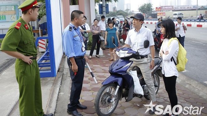 Kỳ thi tuyển sinh lớp 10: Buổi thi thứ 3 vẫn còn học sinh quên thẻ, nhầm hội đồng thi