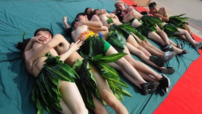 Các cặp đôi ăn mặc kiệm vải ‘quấn lấy nhau’ hóa bánh tro trong ngày Tết Đoan ngọ