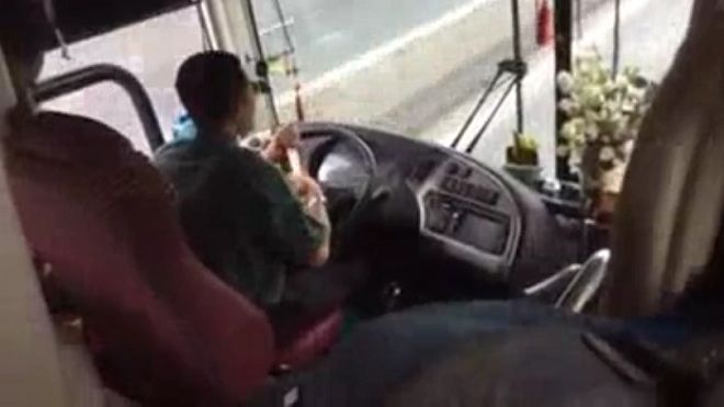 Phát hoảng với tài xế xe Phương Trang vừa lái vừa cuốn bánh tráng ăn