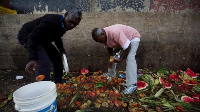 Thảm cảnh bới rác kiếm ăn qua ngày của người dân Venezuela