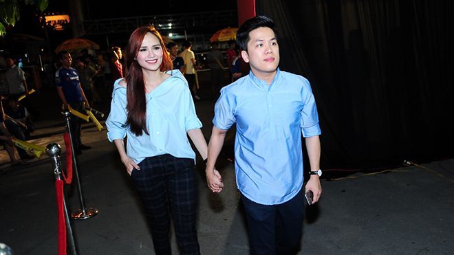 Hoa hậu Diễm Hương nắm chặt tay chồng đi xem đá bóng, 'đập tan' tin đồn ly hôn