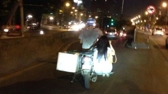 Cảnh tượng 'khó nhìn' của cặp đôi trẻ trên đường phố Hà Nội