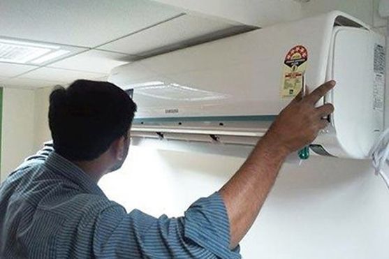 Thợ điều hòa làm việc thâu đêm, kiếm tiền không kịp thở
