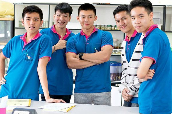 Nam sinh gây bất ngờ sau khi cởi bỏ đồng phục, lộ thân hình 'chuẩn men'