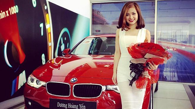 Dương Hoàng Yến sung sướng được bạn trai tặng xế hộp gần 2 tỷ đồng