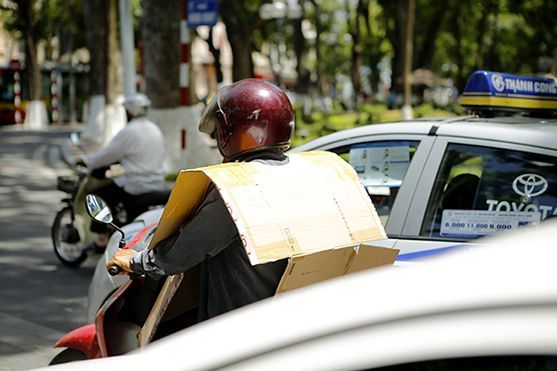 Người dân Hà Nội mệt mỏi chống chọi với ngày nắng nóng dữ dội cuối cùng