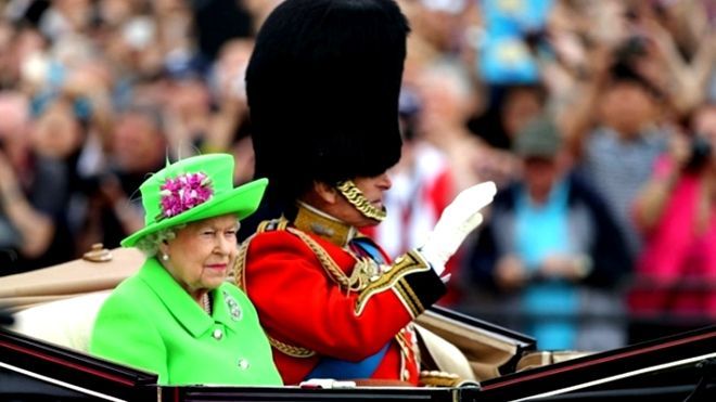 Lý do xúc động đằng sau phong cách thời trang 'chóe lọe' của Nữ hoàng Anh