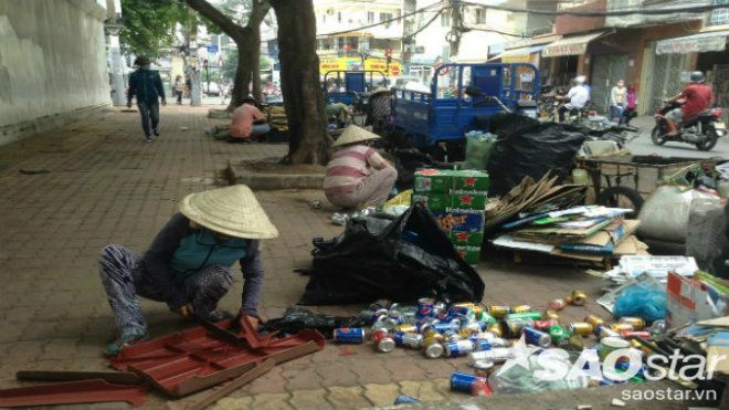 Nghề buôn ve chai: Ăn cơm nguội để con được đến trường