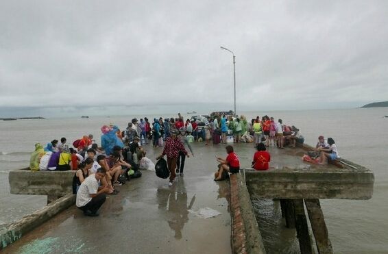 Thời tiết xấu, hơn 2.000 du khách mắc kẹt ở đảo Cô Tô