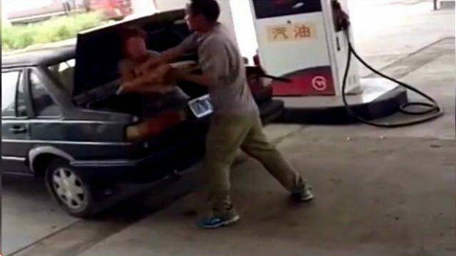 Gã chồng thú tính đánh đập và nhét vợ vào cốp ôtô rồi thản nhiên lái đi
