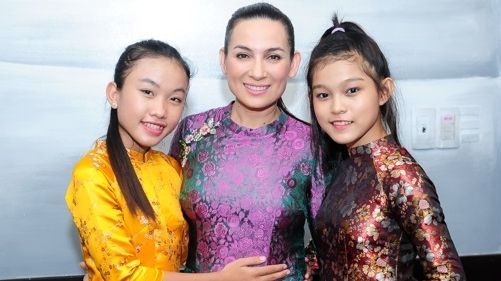 Phi Nhung tất bật cùng hai con gái nuôi chiêu đãi khách quý