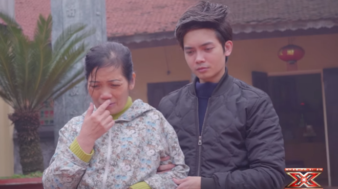 'Hoàng tử buồn' Tuấn Phương: 'Mẹ từng nhịn đói để mua cho tôi một gói xôi'