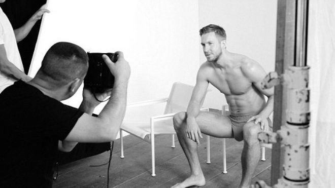 Chia tay Taylor Swift, Calvin Harris lộ ảnh nóng