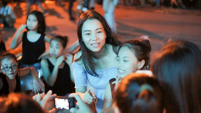 Thu Minh tự tin để mặt mộc, nhiệt tình giao lưu với người hâm mộ