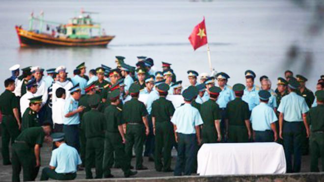 Cảm động tình quân dân trong giây phút sinh tử của phi công Su-30 trên biển