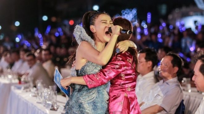 Thu Minh lạc giọng khiến khán giả xúc động ở concert biển lớn nhất năm